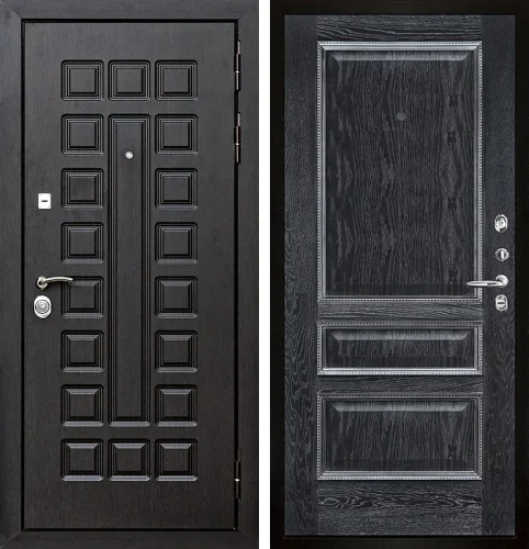 Черная филенчатая дверь в коттедж №18